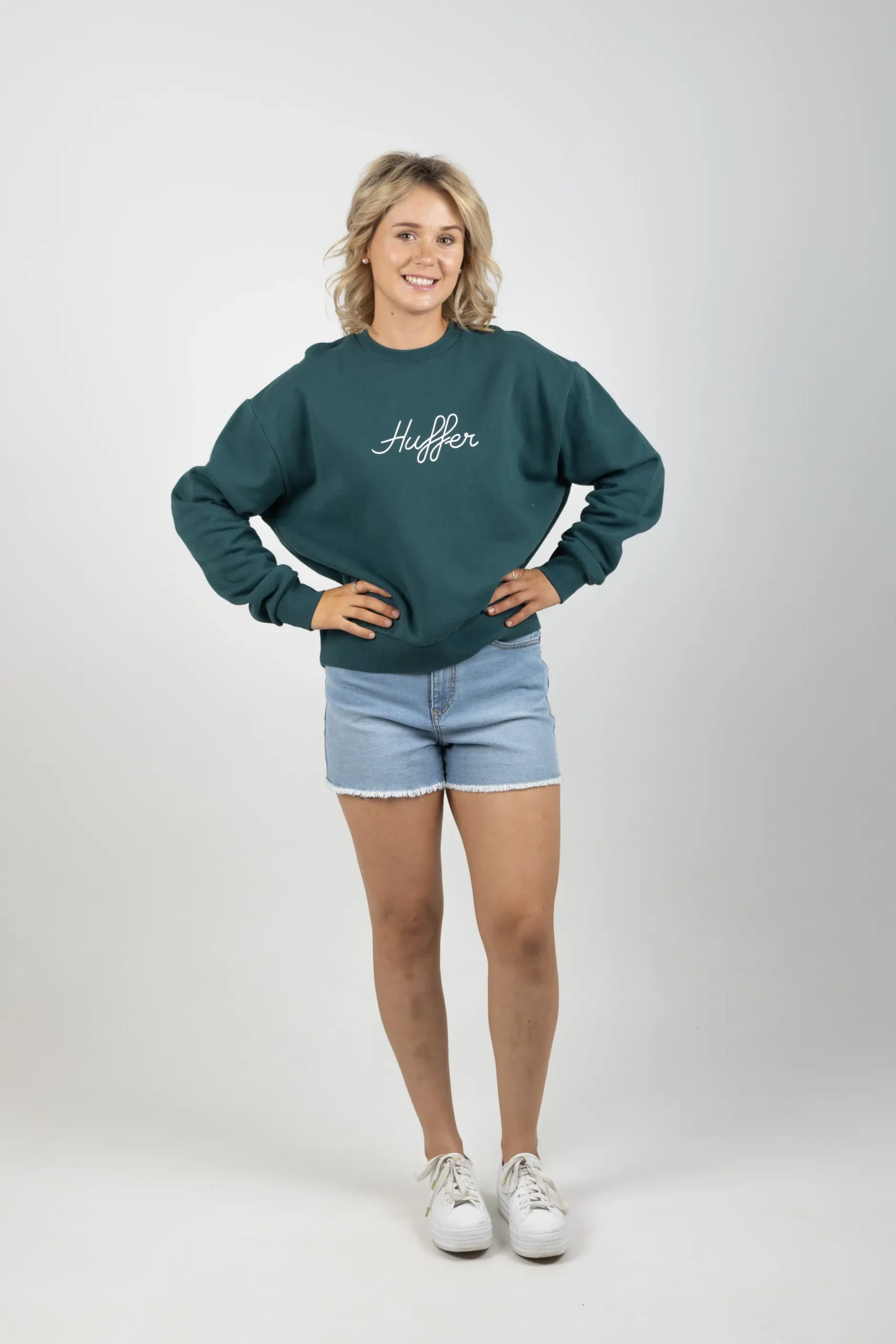 huffer_slouch_crew_script_2.webp Sweaters & Knitwear-HUFFER SLOUCH CREW SCRIPT EMERALD