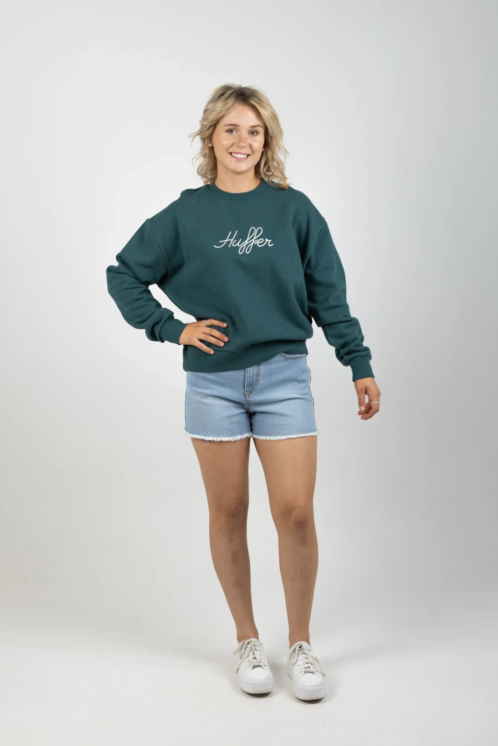 huffer_slouch_crew_script_4.webp Sweaters & Knitwear-HUFFER SLOUCH CREW SCRIPT EMERALD