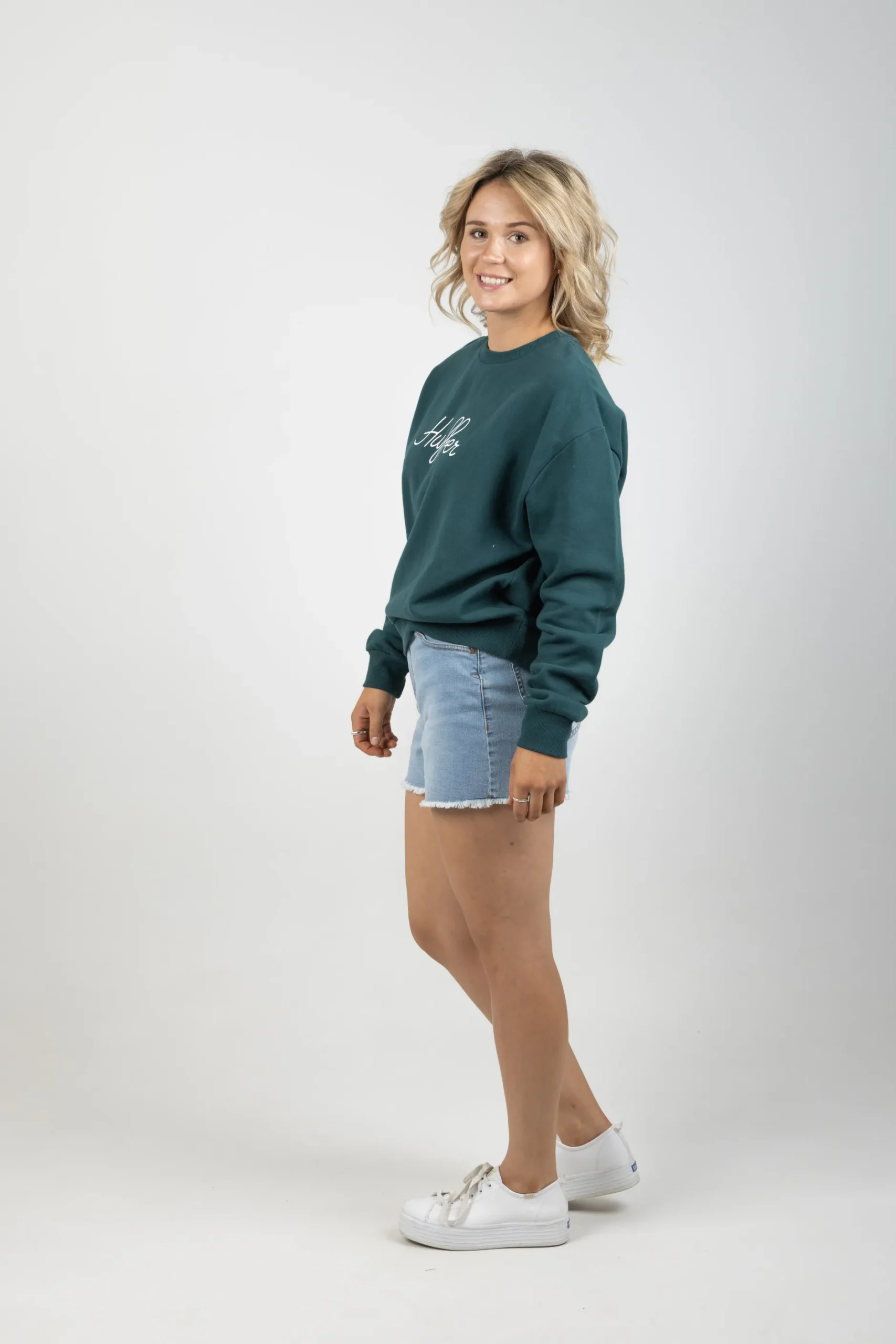 huffer_slouch_crew_script_5.webp Sweaters & Knitwear-HUFFER SLOUCH CREW SCRIPT EMERALD