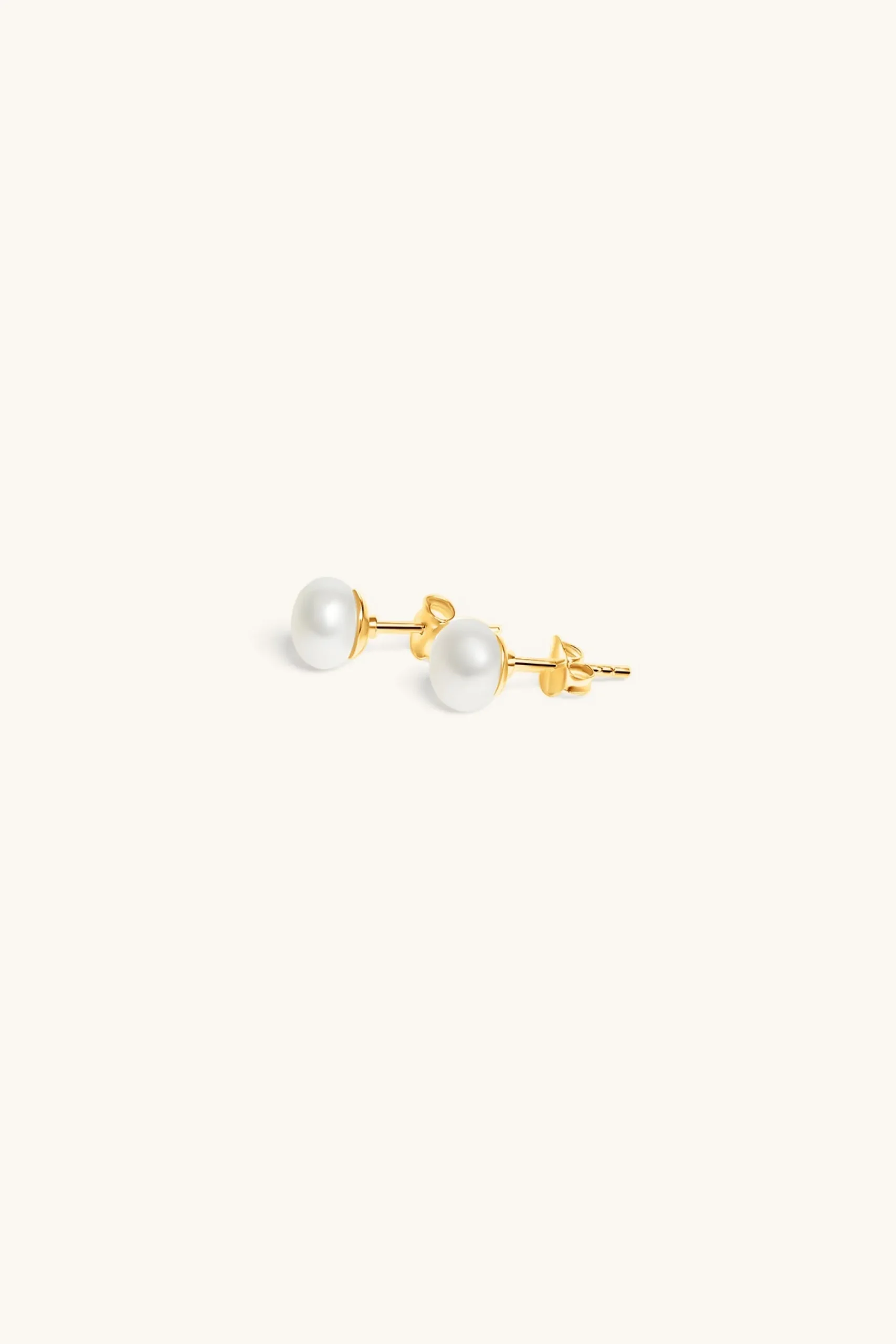 pearl_stud_earrings_kt_go_1.webp Freshwater Pearls | 18Kt Gold Plated-BLANK SPACE. PEARL STUD EARRINGS 18KT GOLD